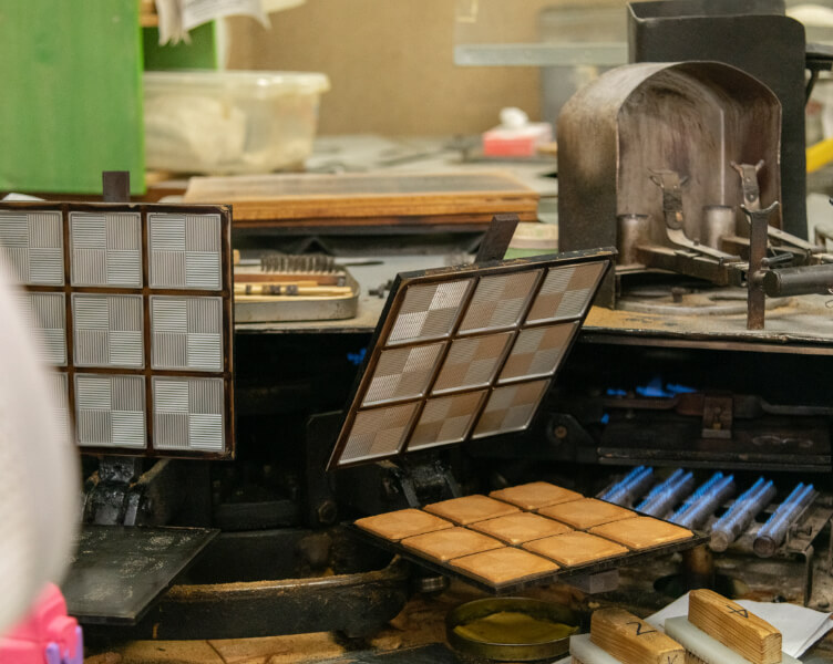 藤兵衛庵でおせんべいを焼いている工程写真