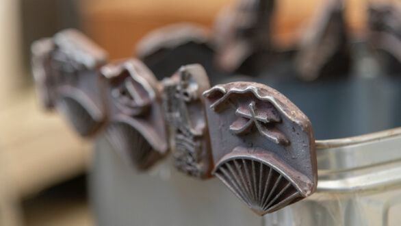 藤兵衛庵の歴史をつたえる金型の写真