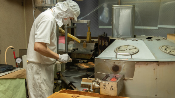 藤兵衛庵でおせんべいを焼いている職人さんの写真