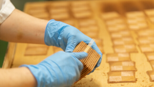 藤兵衛庵でおせんべいのバリを手作業で削っている職人さんの手の写真