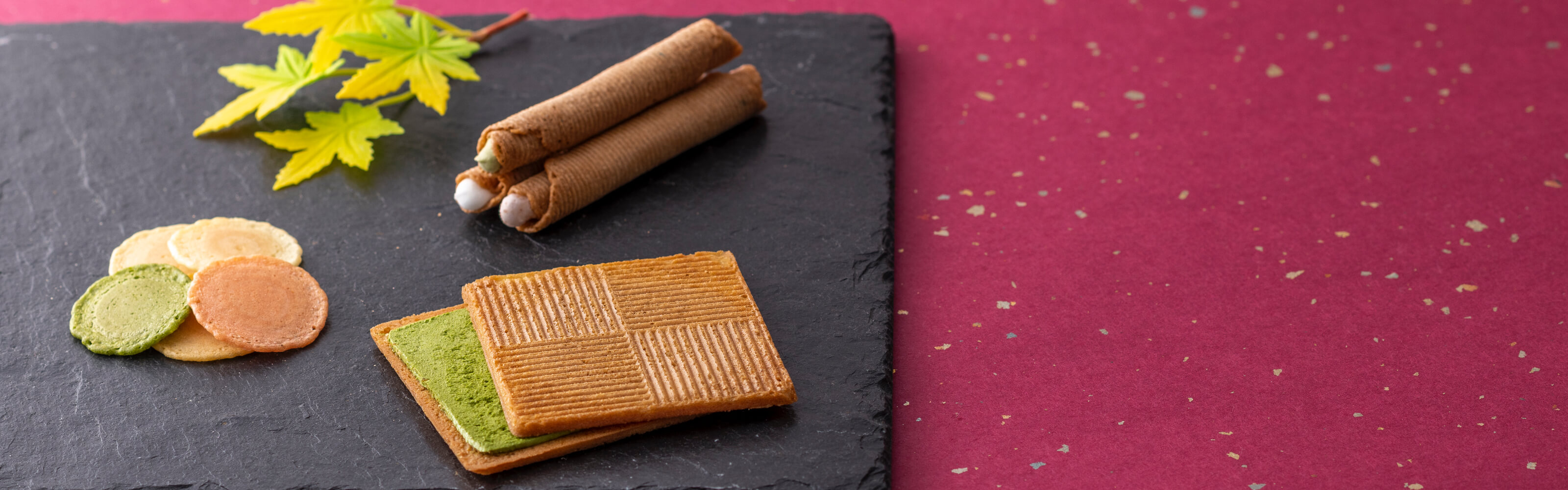 藤兵衛庵の抹茶クリームせんべい、炭酸せんべい、絹巻